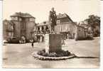 MARVEJOLS - *STATUE DE HENRI IV Et PORTE DU SOUBEYRAN Avec Café Du CHEVAL ROUGE *( GRAVEJAT)  - Editeur COMBIER  N° 1001 - Marvejols