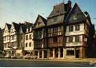 CPSM. LANNION. LES VIEILLES MAISONS DE LA PLACE GENERAL LECLERC. DATEE 1975. FLAME. (VOITURE.PUB PINGOIN. COVETT). - Lannion