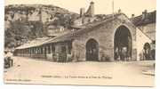 38 -  CREMIEU  -  Les Vieilles Halles Et La Tour De L´ Horloge  - Animée : Voiture De Livraison - Crémieu