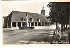 CPSM  FERE EN TARDENOIS  Le Monument Et Les Halles - Fere En Tardenois