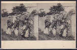 CARTES STEREOSCOPIQUES - Scène De Guerre : Des Hommes Tirant Depuis Un Mur, Des Femmes Les Accompagnent - Stereoscope Cards