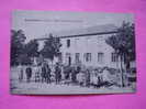 Enfants Et Vieille Voiture Devant L´école Communale De Garçons De Montbazens . Aveyron - Montbazens