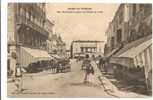 40 - MONT-de-MARSAN -  Rue Gambetta Et Place De L´ Hôtel De Ville  - Animée  Attelages - Cafés - Enseigne Parapluie - Mont De Marsan