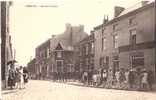 BELGIQUE:JEMEPPE-SUR-SAMB RE  (Namur):Rue De La Poste.Non écrite.Nombreux Personnages. - Jemeppe-sur-Sambre