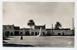 ALGERIE - OUARGLA - Place Flatters Et Le Monument - Bord Dentelé - Ouargla