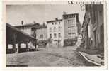 LA COTE SAINT ANDRE     -       Un Coin Des Halles Et La Rue Du Château. - La Côte-Saint-André