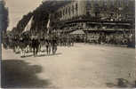 CARTE PHOTO DEFILE MILITAIRE PARIS 9e - OPERA - CAFE DE LA PAIX - Paris (02)