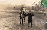 Carte Photo  La  Présentation D'un  Jockey Sur Son Cheval   Année 1928   Coté Verso  Cachet  Avec Lettre G - Hípica