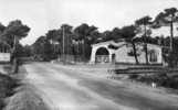 83  LES ISSAMBRES   ROUTE DE STE MAXIME. Entrée Du Village De Vacances Du Touring-Club De France - Les Issambres