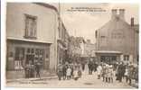 44 -  MACHECOUL  -  Place De L´ Eglise Et Rue St-Honoré   - Animée Beaucoup D´enfants - Pharmaceie Guillouzo - Pubs - Machecoul