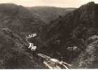 CPSM. MAZAMET. ROUTE DES USINES DANS LA GORGE. DENTELLEE. - Mazamet