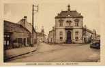 CPSM ALLONES (Maine Et Loire) - Place De L´hôtel De Ville, Belle Vue Mairie à Gauche, Véhicule à Droite - Allonnes