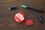 THEME DE L'ECRITURE STYLO + SURLIGNEUR JAUNE PUBLICITE FROMAGE BABYBEL +MINI CUTTER POUR TAILLER LES CRAYONS - Stylos