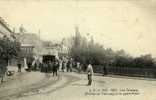 01  GEX . LES TERREAUX  (  ARRIVEE DU    TRAMWAY  )  ET LE JARDIN PUBLIC . - Gex