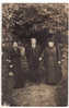 CARTE POSTALE Photo  Pose Famille Homme Femmes Chapeaux Robes Longues Noires Manteau Parapluie Jardin 1915 Photographie - Photographs
