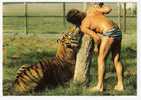 ZOO De Bordeaux- Pessac (Gironde)  :Le Directeur Du Zoo Embrassant Le TIGRE ; TB, RARE ! - Tigers