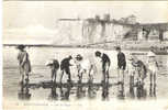 MERS SUR MER  (80 ) SUR LA PLAGE . GROUPE D' ENFANTS AVEC PELLES CREUSANT LE SABLE - Mers Les Bains