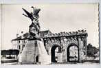 Cpsm  PORTE ST PAUL Monument De La Ville De Verdun VERDUN Et Les Champs De Bataille  4123  Forts De Vaux Et Douaumont - War Memorials