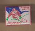 PIN´S: Travaux PHOTO Auchan ; Ski / Skieur  ; TB - Photographie