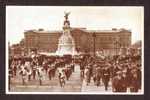 LONDON - LONDRES - Victoria Memorial, Buckingham Palace And Guards - Not Circulated - Neuve -  Nicht Gelaufen. - Buckingham Palace