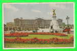 LONDON, UK - BUCKINGHAM PALACE & QUEEN VICTORIA MEMORIAL - ANIMATED - TRAVEL IN 1956 - - Buckingham Palace