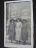 Trois Dames Chapeautées Devant Un Commerce (Bonneterie, Mercerie, Epicerie,..) - Carte-photo Trouée En Son Milieu (scan) - Geschäfte