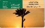 # UAE T11 Man Climbing Palm Tree 30 Tamura   Tres Bon Etat - Ver. Arab. Emirate