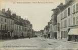 CPA VILLERS COTTERETS (Aisne) - Place Du Marché Et La Rue De Paris (animation Et Commerces) - Villers Cotterets