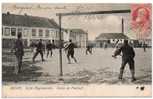 Carte Postale Ancienne Menin (Menen) - Ecole Régimentaire. Partie De Football - Sports - Menen