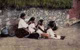 ROUND UP ON THE FRONTIER - FEMMES En SÉANCE De COIFFURE Chez LES INDIENS DE LA FRONTIÈRE (d-087) - Indios De América Del Norte