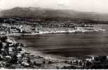 CPA. ANTIBES. VUE GENERALE ET LA BAIE. DATEE 1960.FLAME. DENTELLEE - Antibes - Old Town