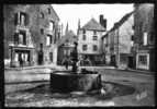 63 Besse En Chandesse Place Du Marché Et Fontaine Petite Animation - Besse Et Saint Anastaise