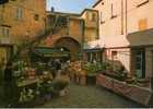 CPSM. SAINT TROPEZ. PLACE AUX HERBES. MARCHE. (MADELEINE POISSONS CRUSTACES. ). DATEE 1980 - Marktplaatsen