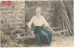 CPA AGRICULTURE - AU REPOS - FEMME ASSISE SUR UNE BROUETTE - Farms