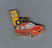 Pin´s  Automobile  RENAULT  CLIO  Rouge  Bandeau  Jaune  Sigle  Gris - Renault