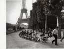 DOISNEAU La Cavalerie Du Champ De Mars Paris 1969 Nouvelles Images 1988 PH 500, Chevaux De Bois, Tour Eiffel - Doisneau