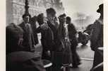 DOISNEAU Kiss By The Hotel De Ville Paris 1950 Fotofolio RD6 - Doisneau