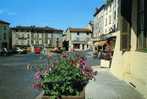 63-CUNLHAT....LE BOURG AVEC COMMERCES,VOITURES. ..CPM - Cunlhat