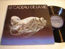 DISQUE LP 33T D ORIGINE / LE CADEAU DE LA VIE 1985  / COMPIL POUR L ARC Cancer  / PARFAIT  ETAT - Altri & Non Classificati