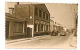 Saint-Hilaire-de-Riez (85) : Hôtel Burgaud Station Essence Shell, Rue G. Clémenceau Environ 1950 (animée). - Saint Hilaire De Riez