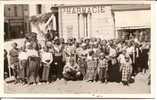 LES TROIS MOUTIERS ...CARTE PHOTO.. GROUPE PENDANT LA CAVALCADE ..DEVANT LA PHARMACIE - Les Trois Moutiers