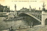 PARIS - Pont Alexandre III - Un Bateau Mouche Sur La Seine, Des Pêcheurs Et Des Curieux Sur Le Quai - La Seine Et Ses Bords