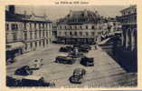 LA TOUR DU PIN - Centre Ville. Sous-Préfecture. Le "Grand Hôtel". La Rue De La République Et Les Halles - La Tour-du-Pin