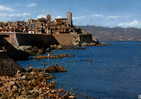 La Côte D´Azur - ANTIBES - La Vieille Ville Et Ses Remparts - Des Baigneurs Dans Les Rochers - Antibes - Altstadt