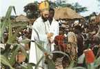 CPM 10X15. TCHAD . RELIGION . CHRISTIANISME. PRETRE DISTRIBUANT DES HOSTIES - Tchad