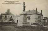 CPA MONTOIRE SUR LOIR (Eure Et Loir) - Place St Denis Square Et Monument Aux Morts - Montoire-sur-le-Loir