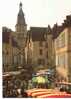 CPSM. SARLAT. JOUR DE MARCHE PLACE DE LA LIBERTE ET CLOCHER CATHEDRALE SAINT SACERDOS. DATEE 1989. - Marchés