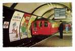 TUBE  TRAIN  ENTERING  PICCADILLY  CIRCUS  STATION , LONDON.  /  L´ INTERIEUR  DU  METRO  DE  LONDRES , À  PICCADILLY - Metropolitana