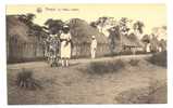 BANGUI - UN VILLAGE INDIGENE (INDIGENES AVEC CASQUE COLONIAL !!!) - Centraal-Afrikaanse Republiek