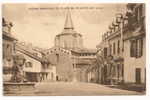 Saint-Savin (86) : Place Devant L'abbatiale Environ 1930 (animée). - Saint Savin